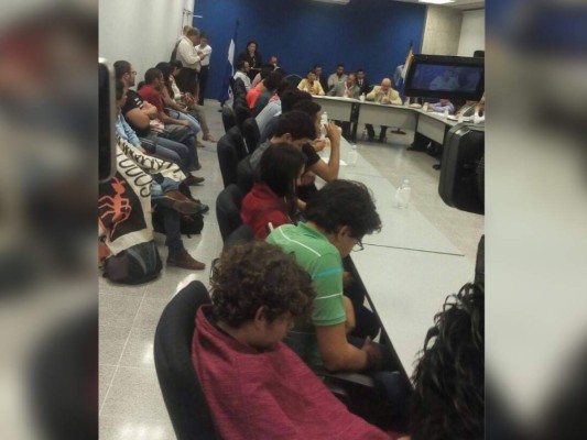 UNAH: Estudiantes y autoridades llegan a un acuerdo