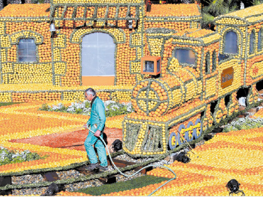 Un carnaval de limones y naranjas en Francia