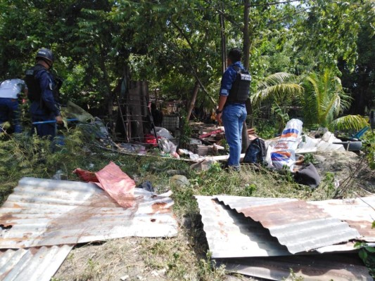 FOTO: Pandilla 18 tenía guarida en escuela de la Planeta; hallaron armas y uniformes militares