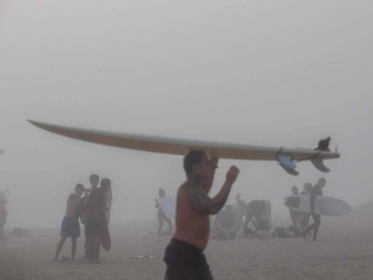 Retando al coronavirus, miles de personas abarrotaron playas de California (FOTOS)