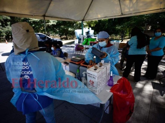 Ola de contagios: Abarrotados los puntos de vacunación y triajes en la capital (FOTOS)   