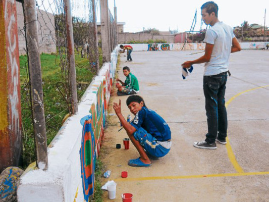 Jóvenes en riesgo social recuperan canchas en Comayagua