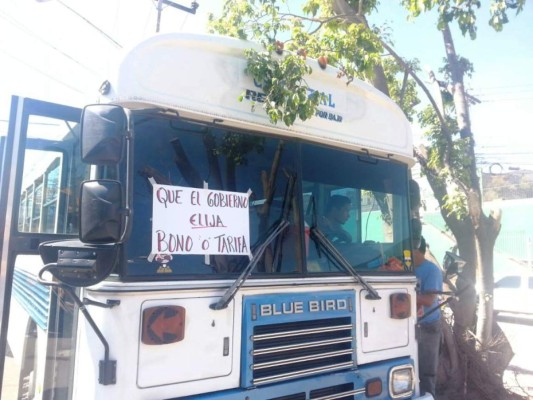 Transportistas de servicio urbano protestan por falta de pago de bonos&nbsp;&nbsp;