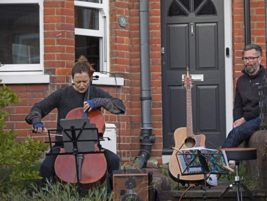 Confinamiento hace que conozca finalmente a sus vecinos