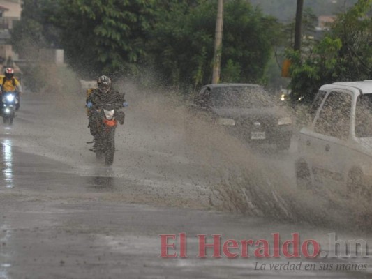 FOTOS: Primeras lluvias de la temporada refrescan la capital, inundada de humo