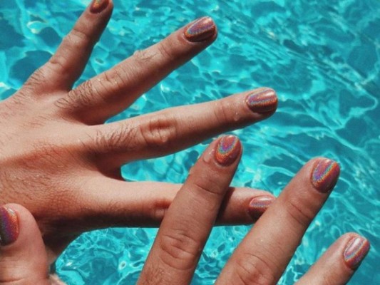 Cantantes, diseñadores y actores: famosos que se pintan las uñas