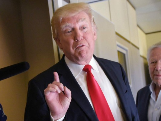 Trump tuitea que acusaciones de colusión con Rusia son 'noticia falsa'