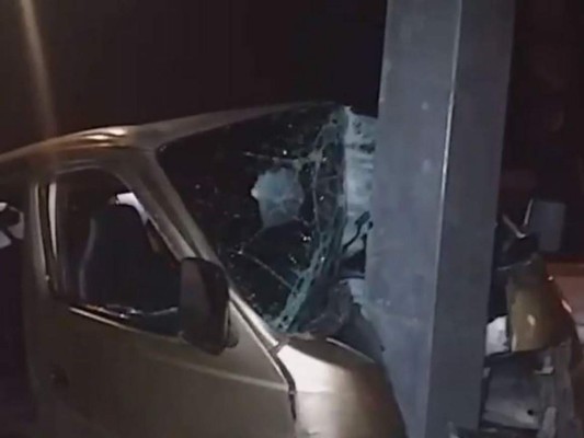 Conductor de busito casi pierde la vida al impactar contra poste en SPS