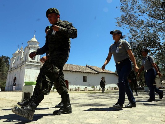 Ojojona y Santa Ana inundados de militares