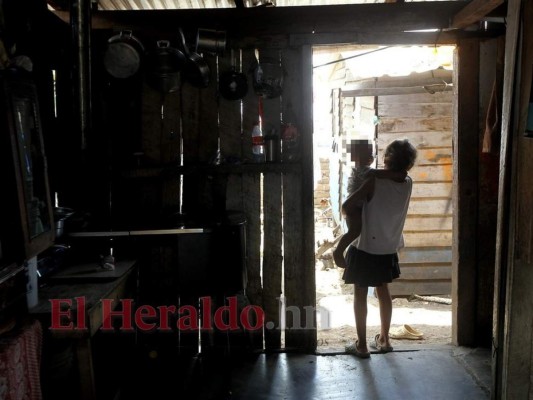 Otra bomba de tiempo: infectados por Covid-19 atendidos en casa, pero bajo hacinamiento
