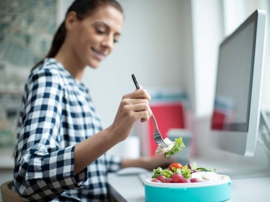 ¿Cómo mantener una alimentación sana en el trabajo? Aquí los consejos