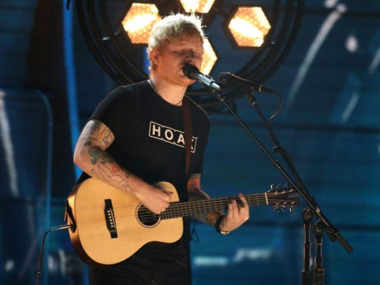 Adele cae y se levanta como leyenda al ser la gran ganadora de los Grammy 2017