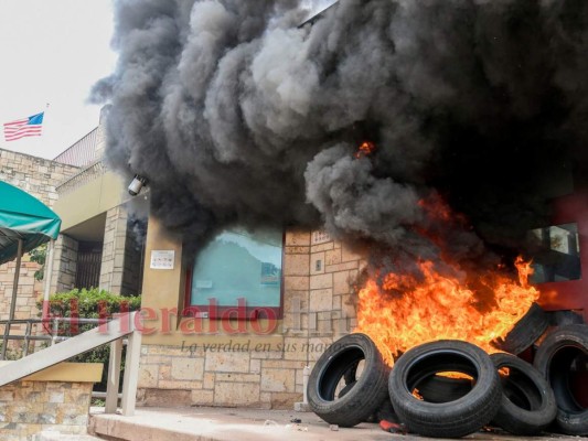 FOTOS: El momento del incendio en la Embajada de Estados Unidos en Honduras