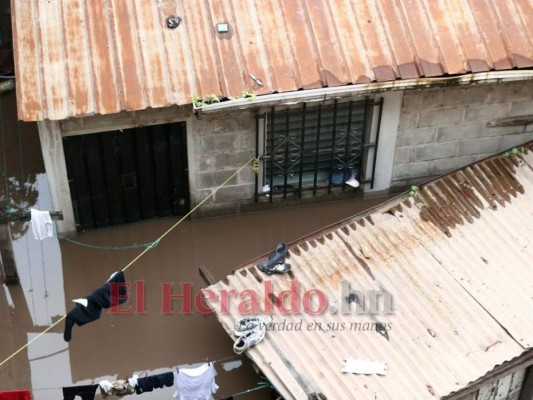 FOTOS: Colapso de tubería deja en la calle a cinco familias en colonia San Miguel
