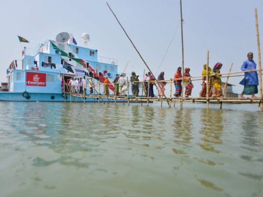 Without the floating hospitals of the Friendship NGO, most of the people living around the Brahmaputra River in northern Bangladesh would never have come face to face with a doctor.