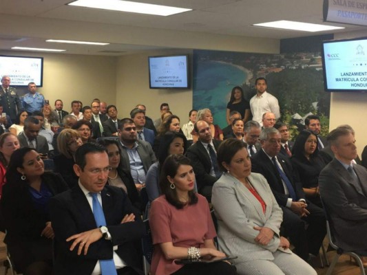 Primeros hondureños obtienen su matrícula consular en Estados Unidos