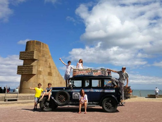 A bordo de un carro de 1928, una familia argentina recorre los 5 continentes