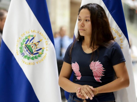 Regresa a El Salvador la esposa y madre de migrantes que murieron en río Bravo