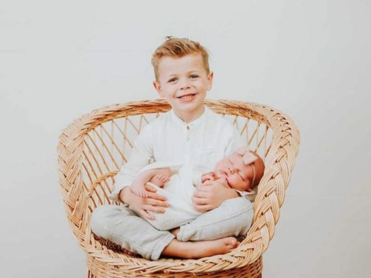 La tierna reacción de un niño al conocer a su hermanita