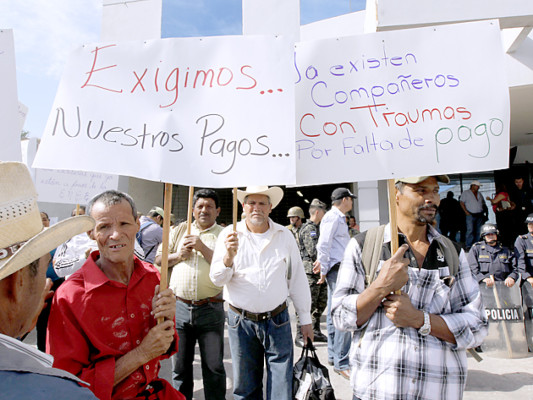 Pobladores de Patuca y Catacamas protestan frente a la ENEE en Tegucigalpa