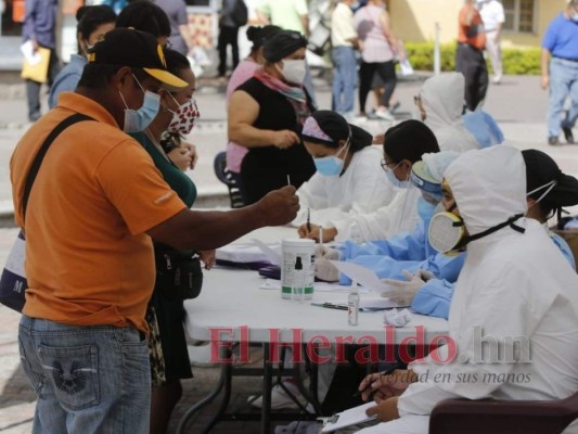 Salud realiza brigadas médicas contra el covid-19 en el Parque Central de Tegucigalpa