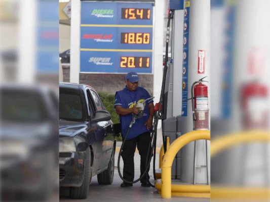 Combustibles, más baratos en países con libre mercado