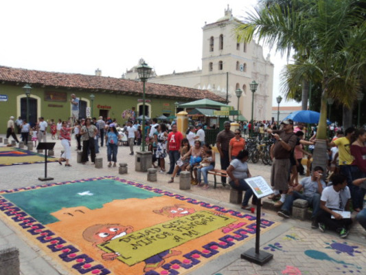 Comayagua vuelve a maravillar a propios y extraños con sus magníficas alfombras