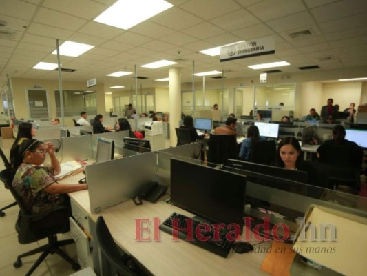 Presupuesto 2022 prohíbe aumentos de salarios para el sector público