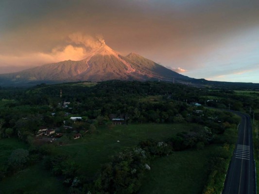 Imágenes de la nueva erupción del volcán de Fuego en Guatemala