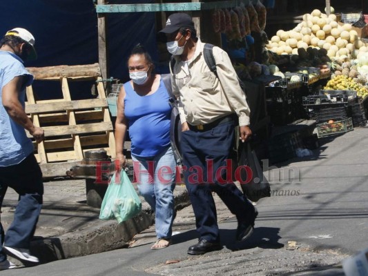 FOTOS: Viernes Santo con mercados y bancos abarrotados en la capital