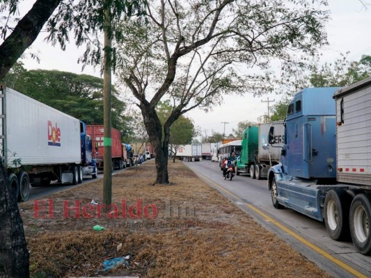 La trágica escena del motociclista aplastado por un contenedor en Choloma