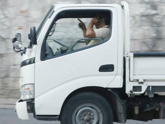 &nbsp;En Tegucigalpa unas 30 personas por día son multados por usar el celular mientras conducen