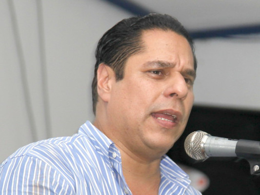 Juan Orlando Hernández cumple con sus amenazas de perseguir a los demás aspirantes
