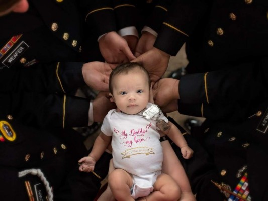 La tierna imagen del bebé que representa a todos los niños obligados a crecer sin padre por la guerra