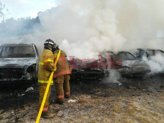 FOTOS: Así fue el incendio en el plantel de la OABI donde se quemaron al menos ocho vehículos
