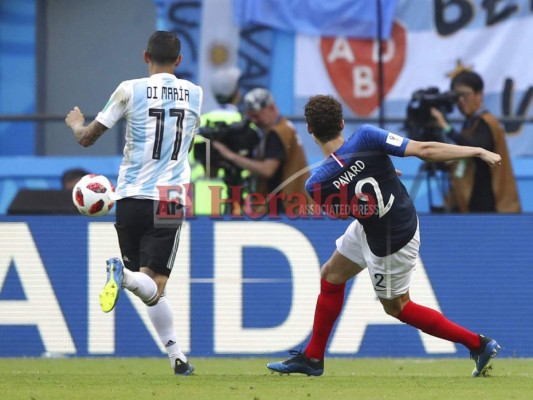 Pavard apareció para el remate con el empeño y con un gran efecto, que batió al arquero Franco Armani.Foto:AP