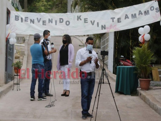 Así fue la bienvenida a Kevin Solórzano en El Chimbo, tras salir larga espera (Fotos)