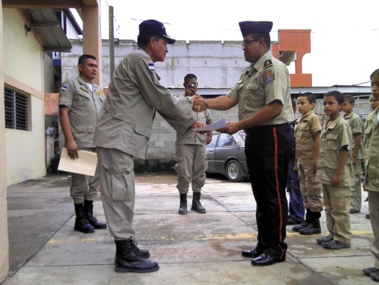 Bomberos de Juticalpa realizan desfile festivo