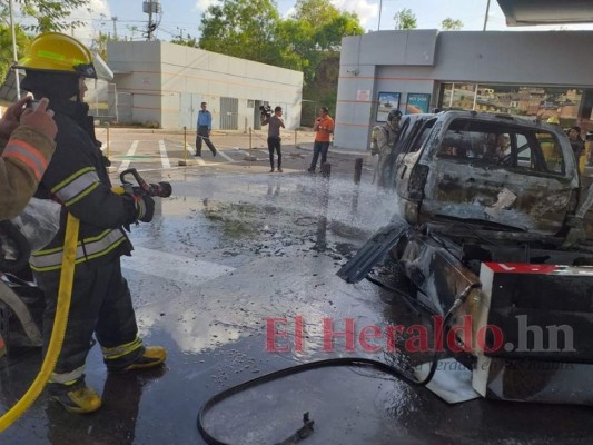 FOTOS: Así quedó el vehículo que prendió fuego dentro de gasolinera