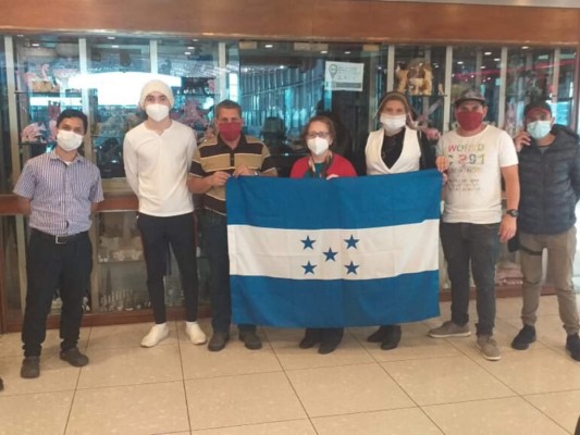 Los catrachos fueron trasladados la mañana del lunes en dos autobuses desde la ciudad de Santiago, capital de Chile, hasta el puesto fronterizo con Argentina, llamado Los Libertadores.