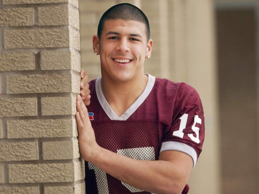 Aarón Hernández dejó tres notas de suicidio, una de ellas para un supuesto amante