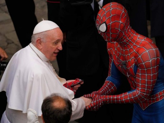'Fue muy emocionante': Hombre Araña saluda al papa Francisco y le regala una máscara&nbsp;&nbsp;