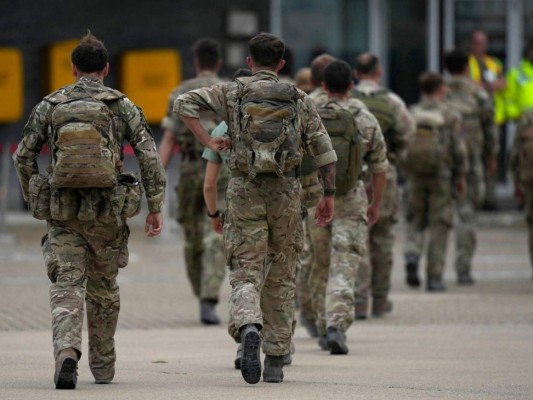 Reino Unido evacuó todas sus tropas de Afganistán, pero dejó atrás a cientos de afganos