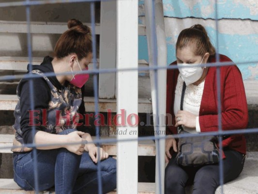 Triajes saturados de pacientes, mientras hospital móvil sigue sin iniciar operaciones (Fotos)