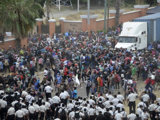 ¡Imágenes que duelen! El violento desalojo a la caravana migrante en Chiquimula