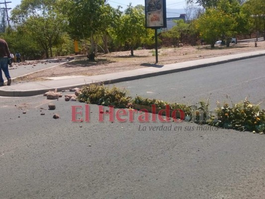 Manifestantes bloquean bulevar Suyapa y anillo periférico de la capital