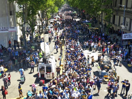 Entre gritos, aplausos y llanto, así fue la salida del féretro de Maradona hacia el cementerio