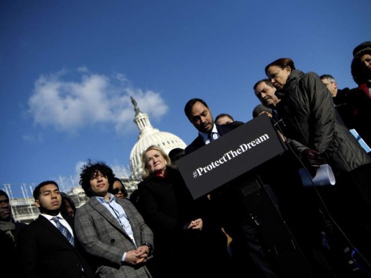 Congresistas latinos de Estados Unidos llaman a aprobar una reforma migratoria