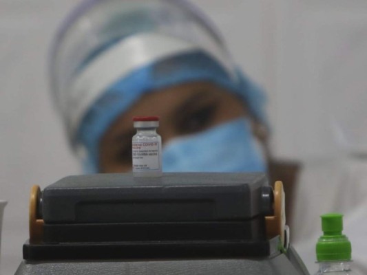 Con mucha esperanza y alegría médicos reciben vacuna contra covid-19 en Honduras (Fotos)