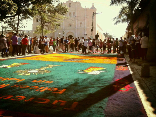 Muestras de fe adornan las calles de Comayagua
